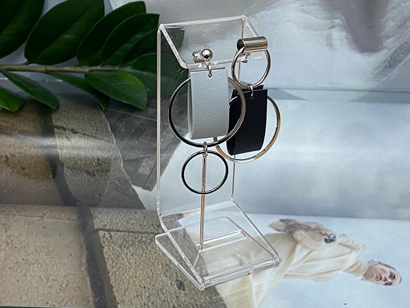 Серьги 1588006500032: цена 540 рублей.